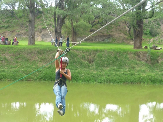 Tirolina sobre el rio